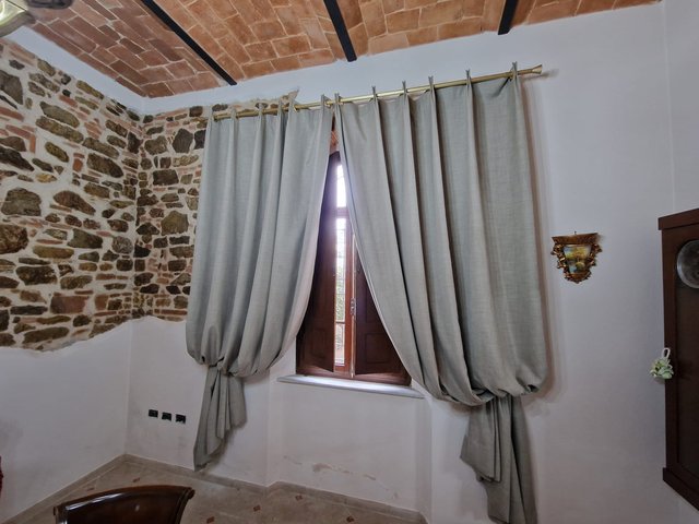 Tendaggio su misura in una casa in pietra