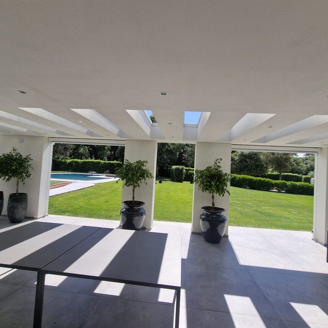 Veranda con lucernari e vista sul giardino