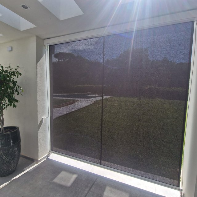 Screen su vetrata panoramica, comandato dall’interno