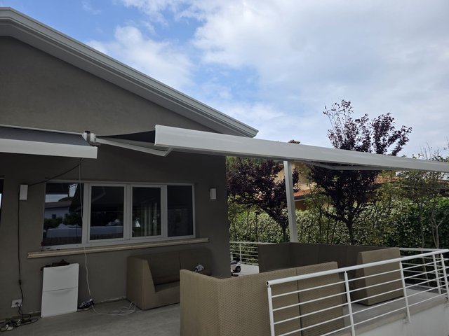 Tenda a bracci su misura per la terrazza