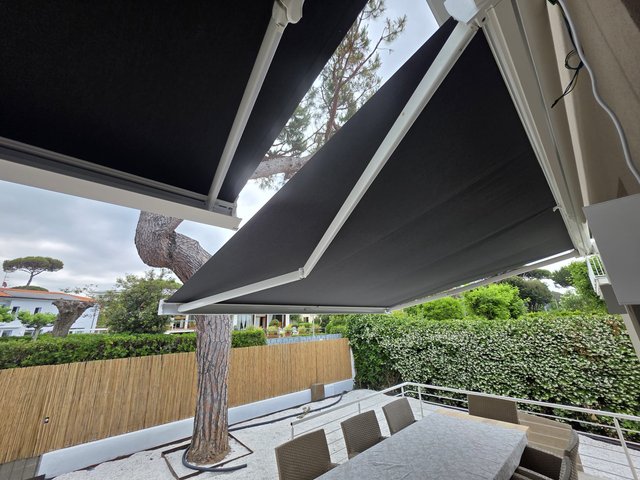 Due tende affiancate coprono tutta la terrazza