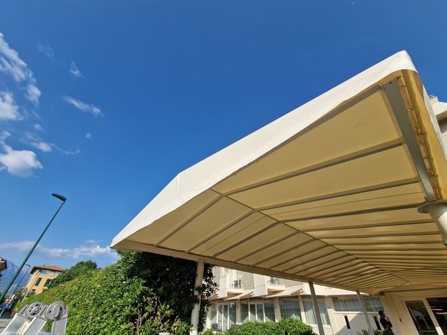 Tenda a bracci di grandi dimensioni in tessuto avorio
